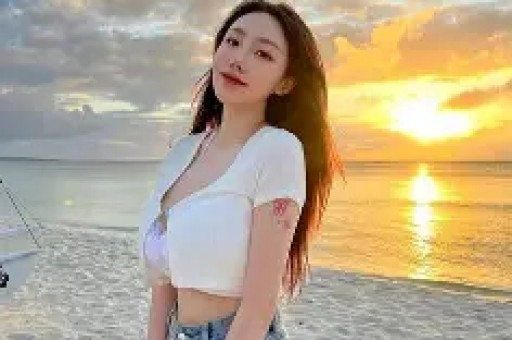抖音千万粉丝网红主播何秋是亊首登时尚杂志《红秀